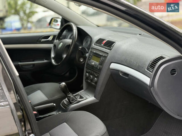 Чорний Шкода Октавія, об'ємом двигуна 1.6 л та пробігом 157 тис. км за 8599 $, фото 32 на Automoto.ua