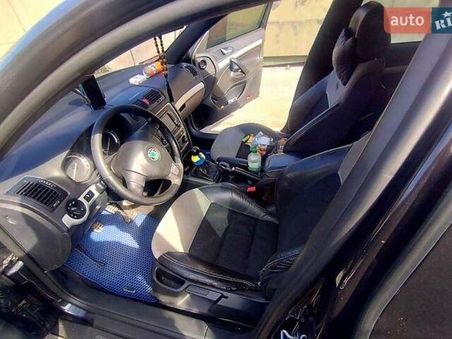 Черный Шкода Октавия, объемом двигателя 2 л и пробегом 265 тыс. км за 7500 $, фото 3 на Automoto.ua