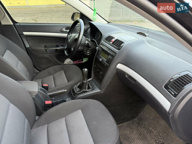 Черный Шкода Октавия, объемом двигателя 1.6 л и пробегом 297 тыс. км за 5500 $, фото 7 на Automoto.ua