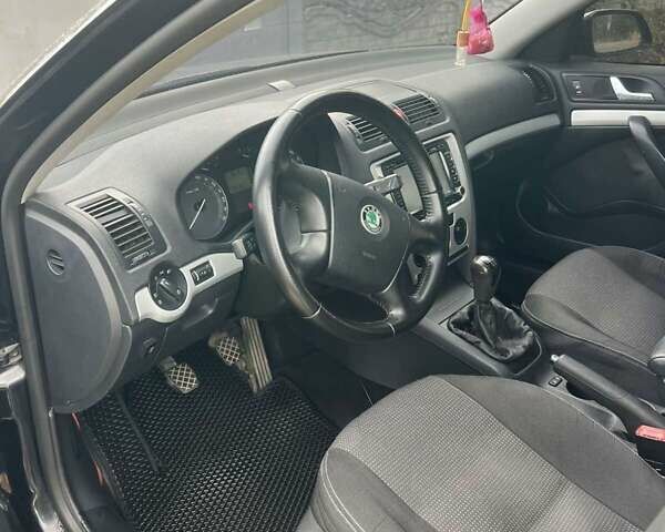 Черный Шкода Октавия, объемом двигателя 1.6 л и пробегом 290 тыс. км за 6350 $, фото 4 на Automoto.ua