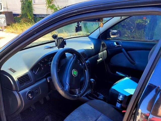 Черный Шкода Октавия, объемом двигателя 1.6 л и пробегом 225 тыс. км за 5900 $, фото 2 на Automoto.ua