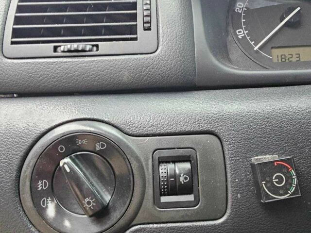 Черный Шкода Октавия, объемом двигателя 1.6 л и пробегом 210 тыс. км за 2350 $, фото 12 на Automoto.ua