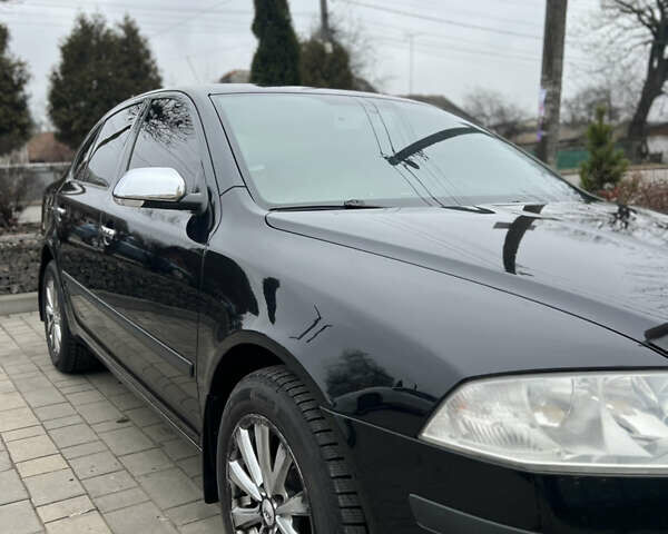 Черный Шкода Октавия, объемом двигателя 1.6 л и пробегом 301 тыс. км за 5600 $, фото 1 на Automoto.ua
