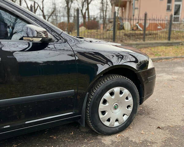Черный Шкода Октавия, объемом двигателя 1.6 л и пробегом 211 тыс. км за 6800 $, фото 3 на Automoto.ua