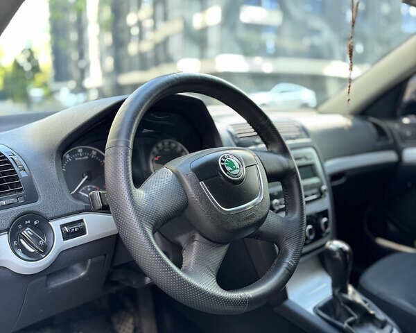 Черный Шкода Октавия, объемом двигателя 1.8 л и пробегом 295 тыс. км за 6500 $, фото 7 на Automoto.ua