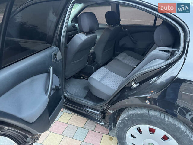 Черный Шкода Октавия, объемом двигателя 1.6 л и пробегом 225 тыс. км за 5650 $, фото 13 на Automoto.ua
