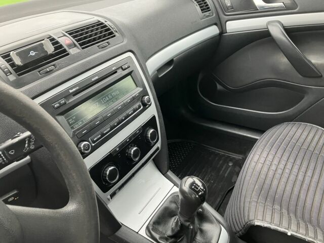 Черный Шкода Октавия, объемом двигателя 1.6 л и пробегом 367 тыс. км за 5200 $, фото 11 на Automoto.ua