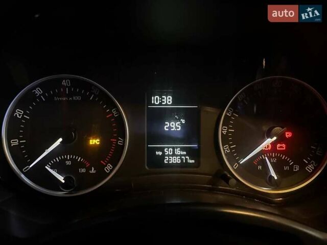 Черный Шкода Октавия, объемом двигателя 1.6 л и пробегом 239 тыс. км за 7700 $, фото 4 на Automoto.ua