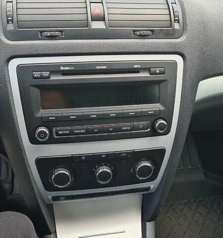 Черный Шкода Октавия, объемом двигателя 1.8 л и пробегом 228 тыс. км за 7000 $, фото 6 на Automoto.ua