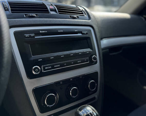 Черный Шкода Октавия, объемом двигателя 1.8 л и пробегом 295 тыс. км за 6500 $, фото 10 на Automoto.ua