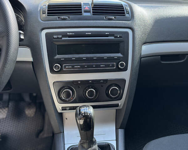 Черный Шкода Октавия, объемом двигателя 1.8 л и пробегом 295 тыс. км за 6500 $, фото 11 на Automoto.ua