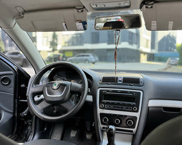 Черный Шкода Октавия, объемом двигателя 1.8 л и пробегом 295 тыс. км за 6500 $, фото 17 на Automoto.ua