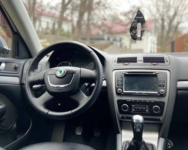 Черный Шкода Октавия, объемом двигателя 1.8 л и пробегом 210 тыс. км за 6800 $, фото 5 на Automoto.ua