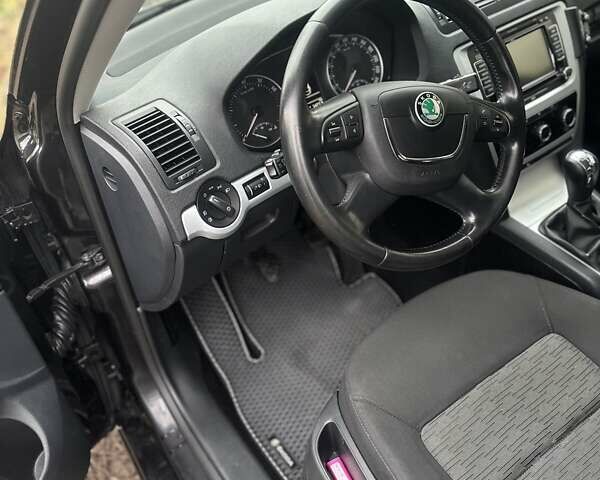 Чорний Шкода Октавія, об'ємом двигуна 1.6 л та пробігом 314 тис. км за 7300 $, фото 8 на Automoto.ua