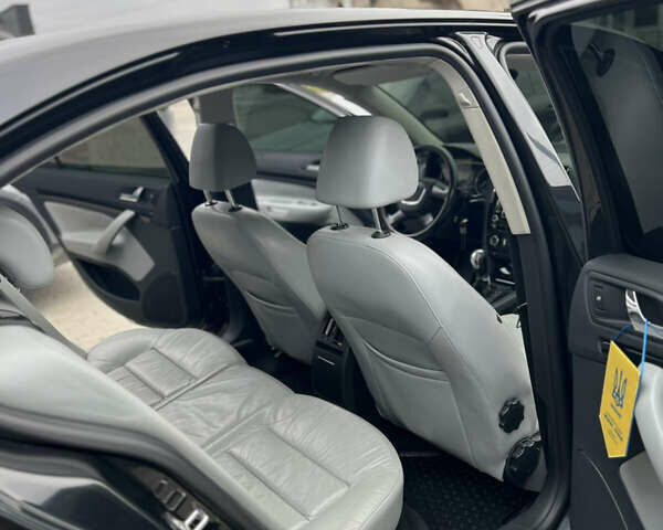 Чорний Шкода Октавія, об'ємом двигуна 2 л та пробігом 320 тис. км за 7800 $, фото 5 на Automoto.ua
