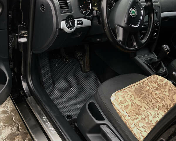 Черный Шкода Октавия, объемом двигателя 1.6 л и пробегом 215 тыс. км за 8200 $, фото 4 на Automoto.ua