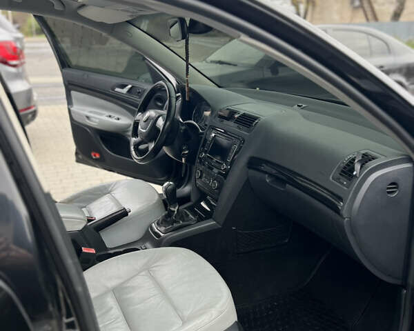 Чорний Шкода Октавія, об'ємом двигуна 2 л та пробігом 320 тис. км за 7800 $, фото 4 на Automoto.ua