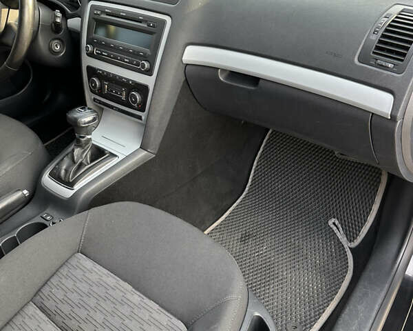 Черный Шкода Октавия, объемом двигателя 1.6 л и пробегом 226 тыс. км за 7900 $, фото 10 на Automoto.ua