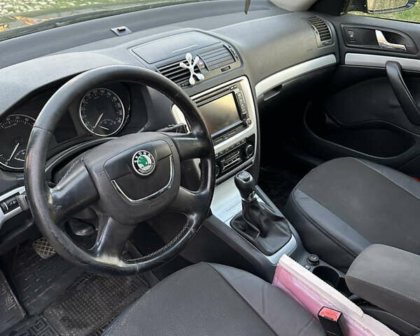 Черный Шкода Октавия, объемом двигателя 2 л и пробегом 280 тыс. км за 7500 $, фото 2 на Automoto.ua