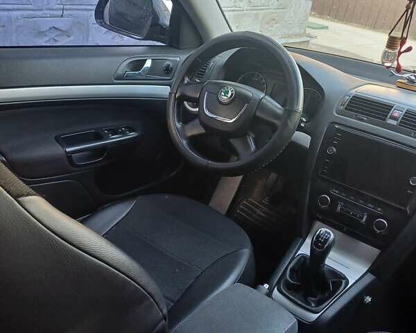 Черный Шкода Октавия, объемом двигателя 1.6 л и пробегом 260 тыс. км за 10000 $, фото 2 на Automoto.ua