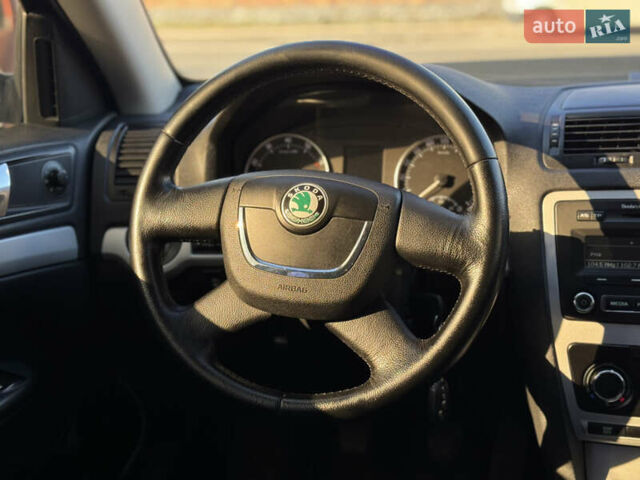 Черный Шкода Октавия, объемом двигателя 1.6 л и пробегом 230 тыс. км за 6999 $, фото 13 на Automoto.ua