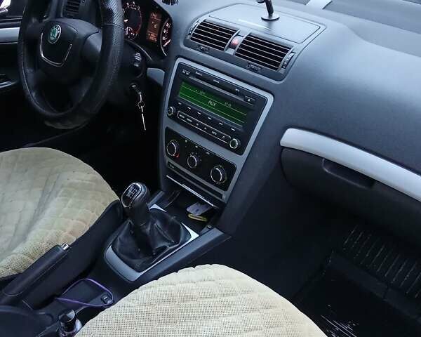 Черный Шкода Октавия, объемом двигателя 1.8 л и пробегом 220 тыс. км за 7300 $, фото 1 на Automoto.ua