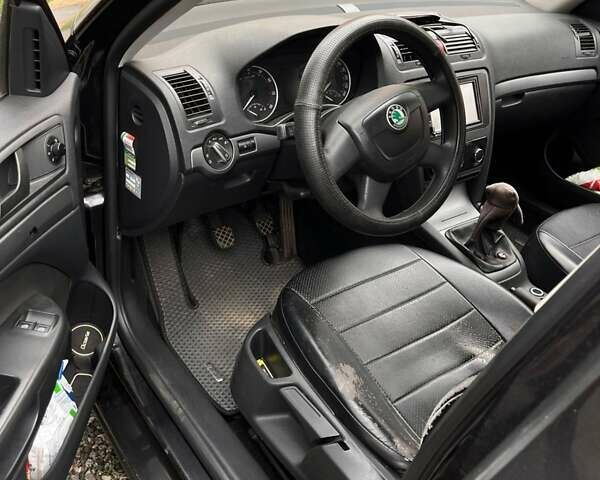 Черный Шкода Октавия, объемом двигателя 1.6 л и пробегом 204 тыс. км за 7800 $, фото 2 на Automoto.ua