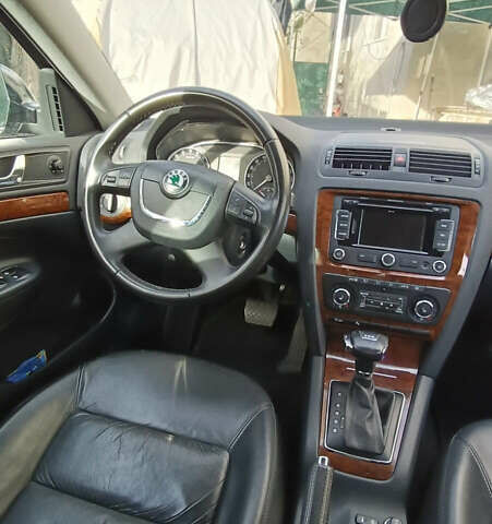 Черный Шкода Октавия, объемом двигателя 1.6 л и пробегом 220 тыс. км за 11500 $, фото 3 на Automoto.ua