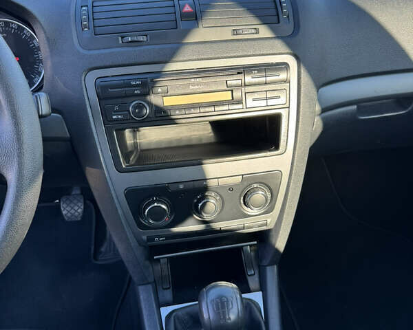 Черный Шкода Октавия, объемом двигателя 1.6 л и пробегом 176 тыс. км за 9300 $, фото 14 на Automoto.ua