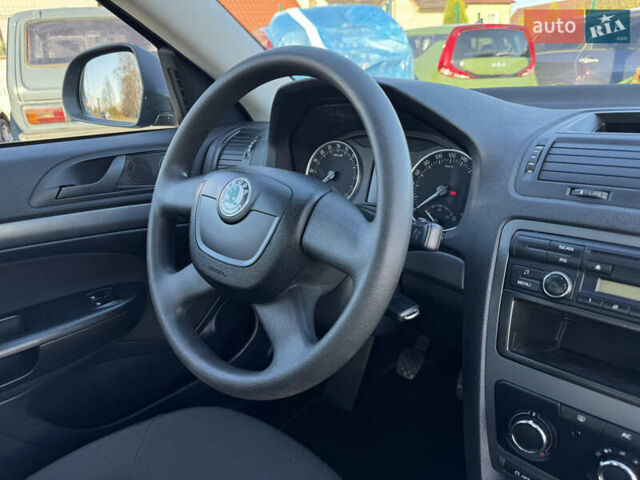 Черный Шкода Октавия, объемом двигателя 1.6 л и пробегом 176 тыс. км за 9000 $, фото 29 на Automoto.ua