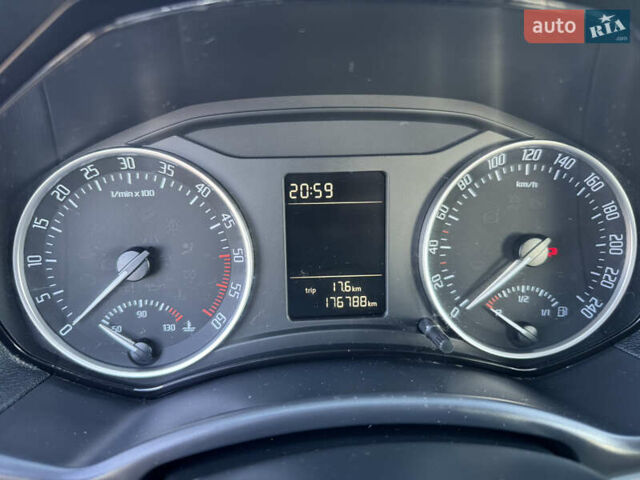 Черный Шкода Октавия, объемом двигателя 1.6 л и пробегом 176 тыс. км за 9000 $, фото 12 на Automoto.ua