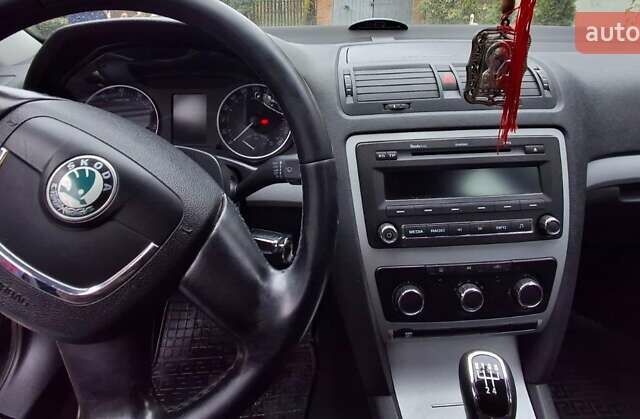 Шкода Октавия 2012 в Полтаве на Automoto.ua Черный Шкода Октавия, объемом двигателя 1.6 л и пробегом 146 тыс. км за 10000 $, фото 9 на Automoto.ua