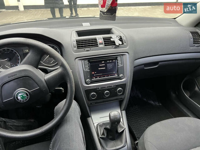 Черный Шкода Октавия, объемом двигателя 1.6 л и пробегом 195 тыс. км за 7500 $, фото 4 на Automoto.ua