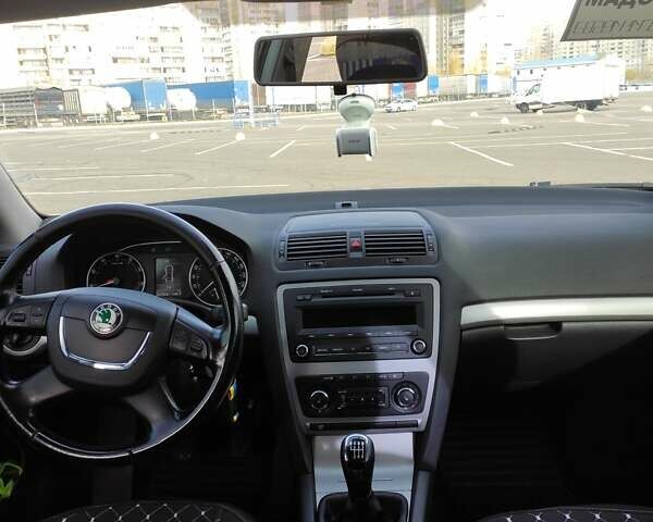 Черный Шкода Октавия, объемом двигателя 1.8 л и пробегом 207 тыс. км за 8100 $, фото 2 на Automoto.ua