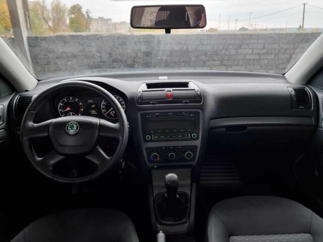 Черный Шкода Октавия, объемом двигателя 1.6 л и пробегом 258 тыс. км за 7699 $, фото 3 на Automoto.ua
