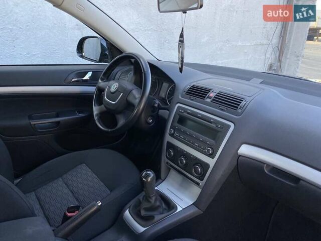 Черный Шкода Октавия, объемом двигателя 1.4 л и пробегом 232 тыс. км за 7600 $, фото 3 на Automoto.ua