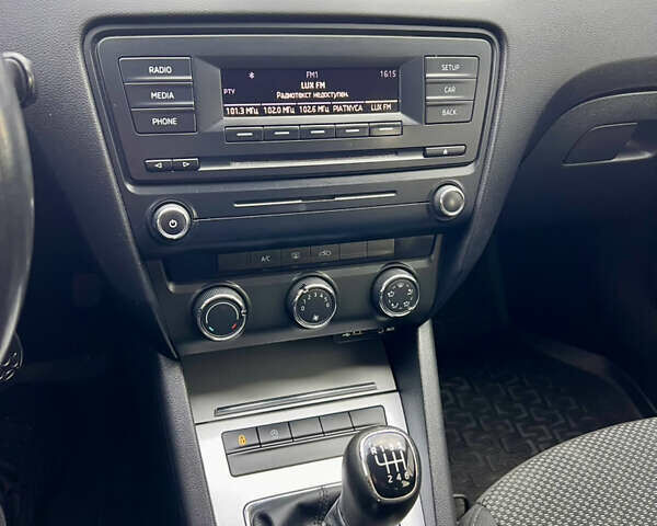 Черный Шкода Октавия, объемом двигателя 1.2 л и пробегом 199 тыс. км за 8000 $, фото 18 на Automoto.ua