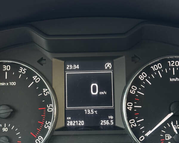Черный Шкода Октавия, объемом двигателя 2 л и пробегом 370 тыс. км за 9800 $, фото 3 на Automoto.ua