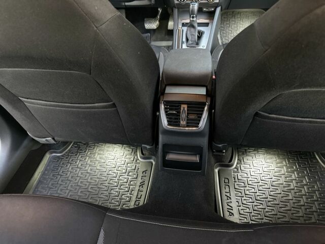 Чорний Шкода Октавія, об'ємом двигуна 1.8 л та пробігом 270 тис. км за 13999 $, фото 7 на Automoto.ua