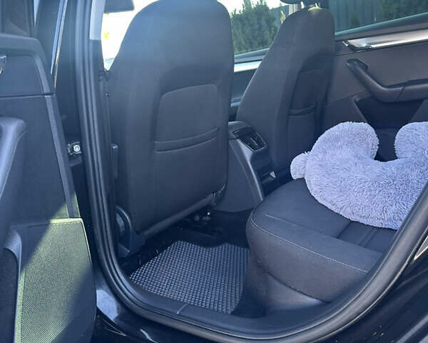 Черный Шкода Октавия, объемом двигателя 1.6 л и пробегом 230 тыс. км за 12150 $, фото 5 на Automoto.ua