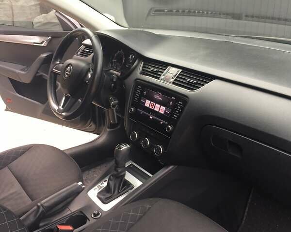Черный Шкода Октавия, объемом двигателя 1.6 л и пробегом 155 тыс. км за 12500 $, фото 6 на Automoto.ua