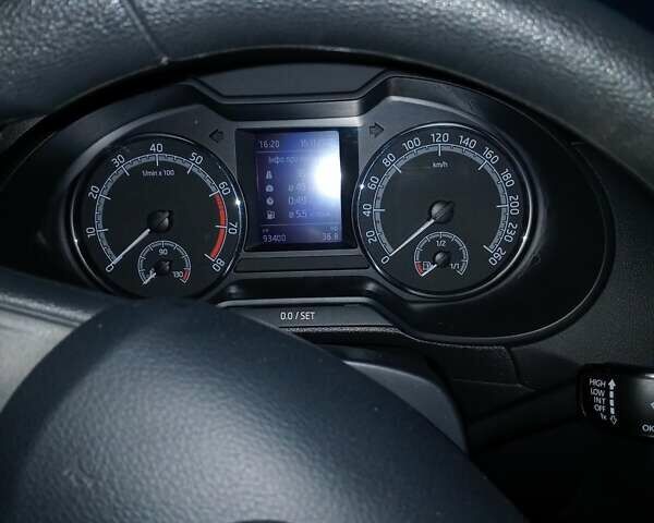 Черный Шкода Октавия, объемом двигателя 1.6 л и пробегом 93 тыс. км за 16000 $, фото 1 на Automoto.ua