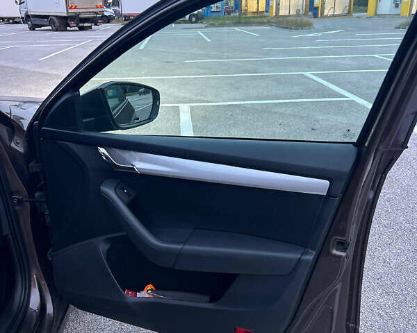 Коричневый Шкода Октавия, объемом двигателя 1.6 л и пробегом 272 тыс. км за 12000 $, фото 4 на Automoto.ua