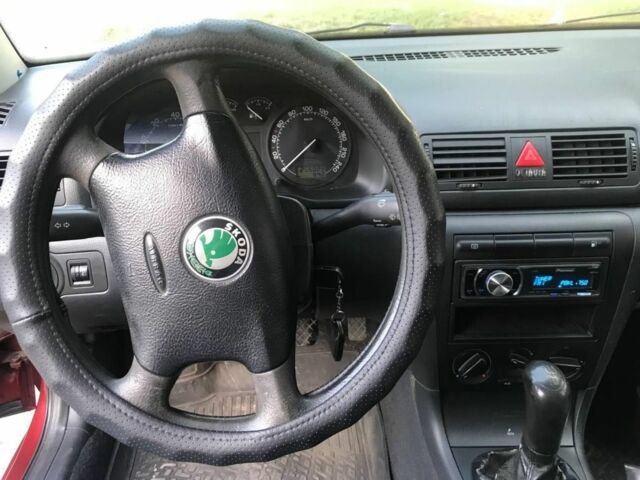 Красный Шкода Октавия, объемом двигателя 1.6 л и пробегом 300 тыс. км за 5000 $, фото 5 на Automoto.ua