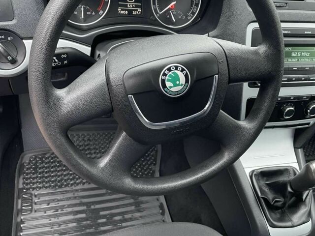 Красный Шкода Октавия, объемом двигателя 1 л и пробегом 73 тыс. км за 9950 $, фото 3 на Automoto.ua