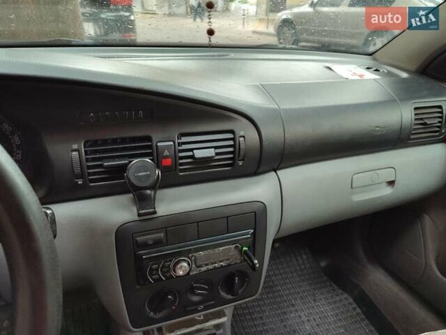 Красный Шкода Октавия, объемом двигателя 1.6 л и пробегом 327 тыс. км за 4250 $, фото 6 на Automoto.ua