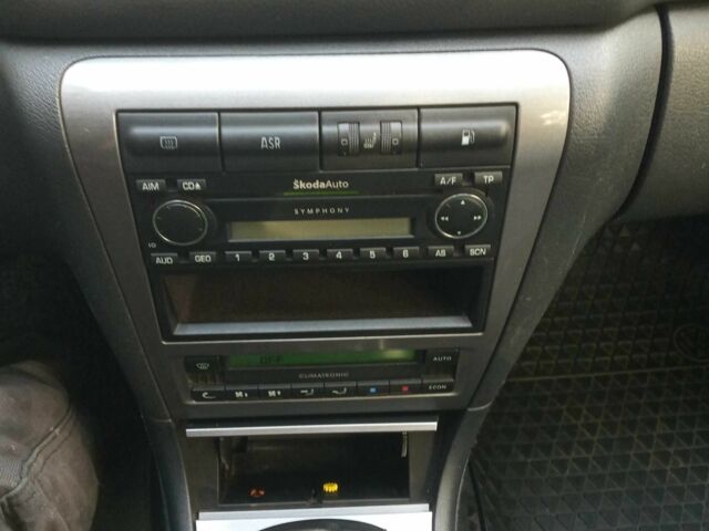 Красный Шкода Октавия, объемом двигателя 1.6 л и пробегом 196 тыс. км за 4500 $, фото 1 на Automoto.ua