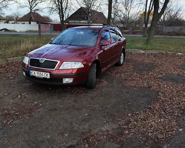 Красный Шкода Октавия, объемом двигателя 1.6 л и пробегом 330 тыс. км за 5800 $, фото 1 на Automoto.ua