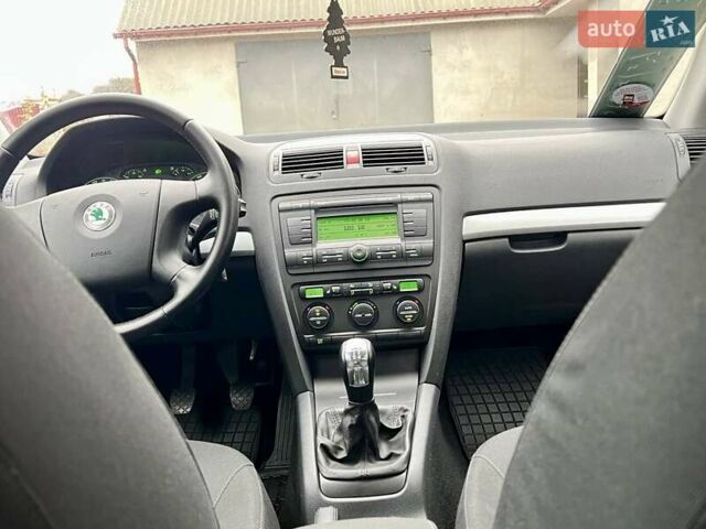 Красный Шкода Октавия, объемом двигателя 1.6 л и пробегом 215 тыс. км за 6890 $, фото 68 на Automoto.ua