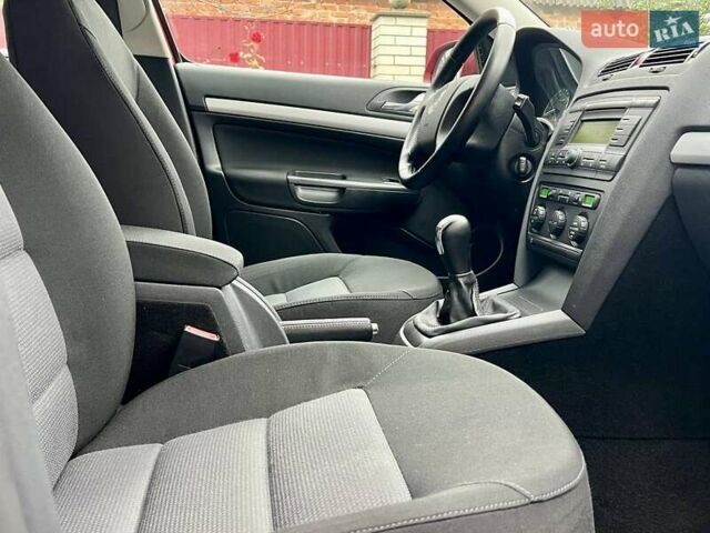 Красный Шкода Октавия, объемом двигателя 1.6 л и пробегом 215 тыс. км за 6890 $, фото 71 на Automoto.ua